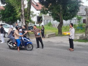 Bersama Ormas Gerdayak, Polda Kalteng Bagikan Takjil Untuk Masyarakat