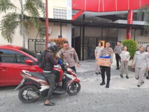 Rumkit Bhayangkara Bagikan Takjil Kepada Pengunjung, Pasien dan Pengendara