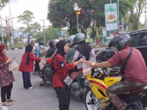 Berbagi Bersama Mahasiswa UMP, Polda Kalteng Bagikan Takjil Untuk Masyarakat