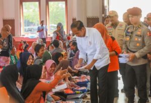 Tinjau Langsung Banjir di Demak, Jokowi: Tanggul Jebol Sungai Wulan 16 Meter Sudah Ditutup