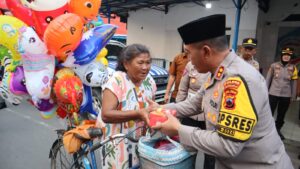 Kapolres Sukoharjo Bagikan Takjil untuk Masyarakat Jelang Buka Puasa