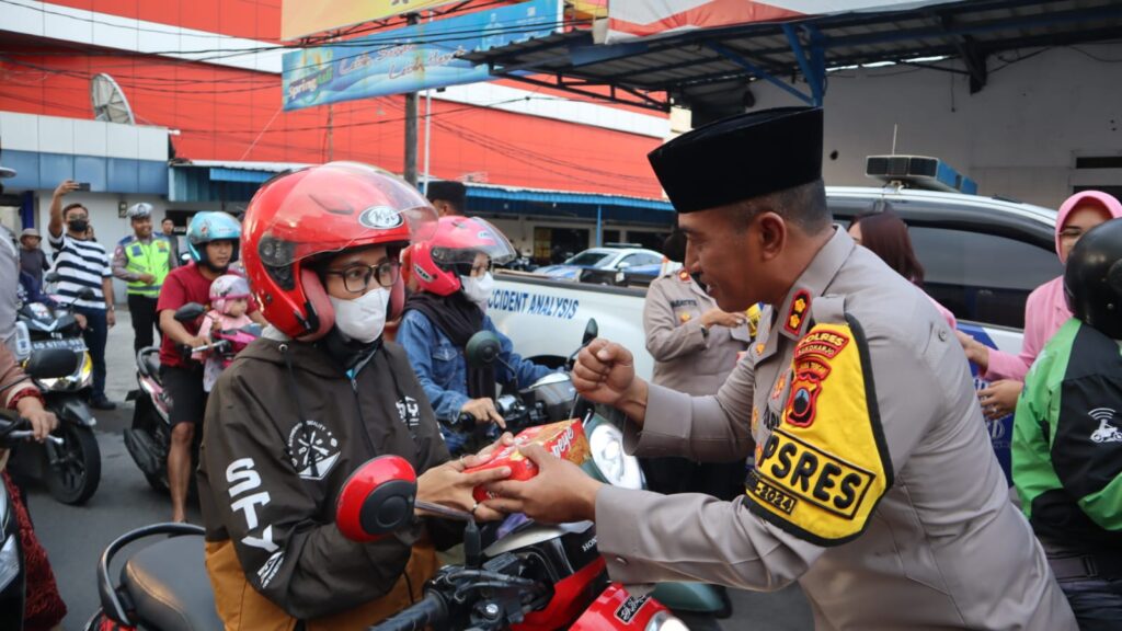 Kapolres Sukoharjo Bersama Bhayangkari Bagikan Takjil