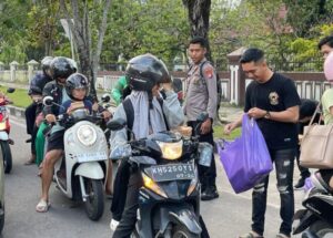 Maknai Ramadan, Bintara Angkatan 46 Polda Kalteng Bagikan Takjil Untuk Masyarakat