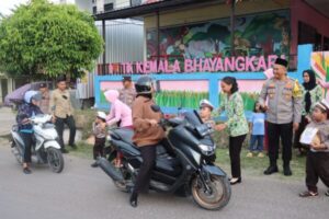 Para Murid TK Kemala Bhayangkari Polres Lamandau Bagikan Takjil Jelang Buka Puasa