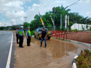 Rutin, Personil Polres Lamandau Melaksanakan Patroli di SPBU