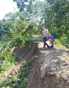 Akibat Tanah Longsor Akses Antardesa di Batang Terputus