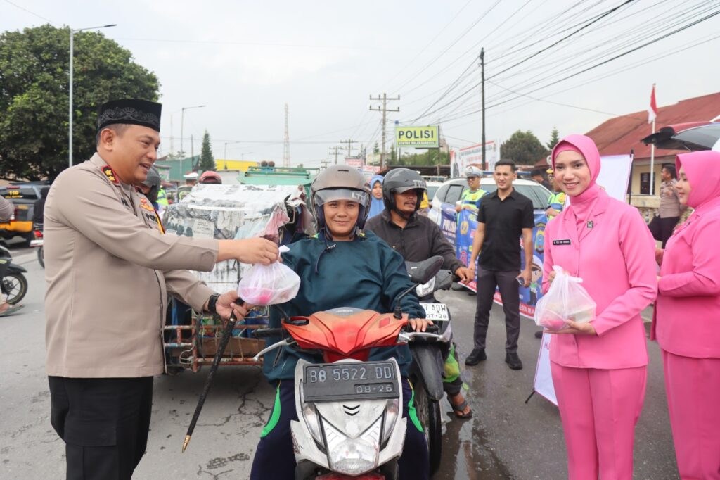 Bulan Ramadhan, Kapolres Humbahas Bagi Takjil