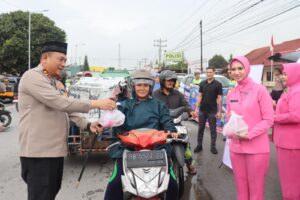 Kapolres Humbahas Bagi Takjil Jelang Buka Puasa