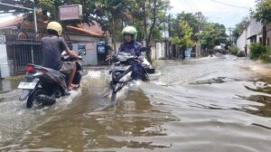 Kota Tegal Dikepung Banjir, Jalan Protokol Hingga Perkantoran Tergenang Air