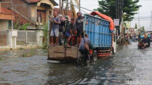 Motor Mogok Akibat Kudus-Purwodadi Masih Banjir, Pekerja Diangkut Truk