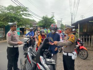 Turun Ke Jalan, Kasat Lantas Polres Rembang Himbau Pengendara saat Ops Keselamatan Candi 2024