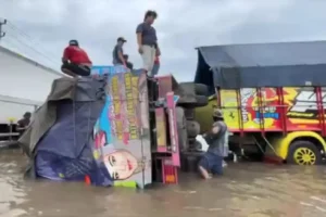 Truk Terguling di Banjir Kaligawe Semarang, Sopir Ramai-ramai Evakuasi