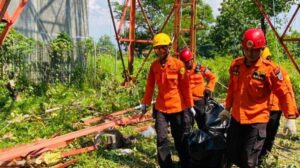 Seorang Pekerja Tewas Terjepit Besi saat Membongkar Tower di Dukuhwringin Tegal, Evakuasi 3 Jam