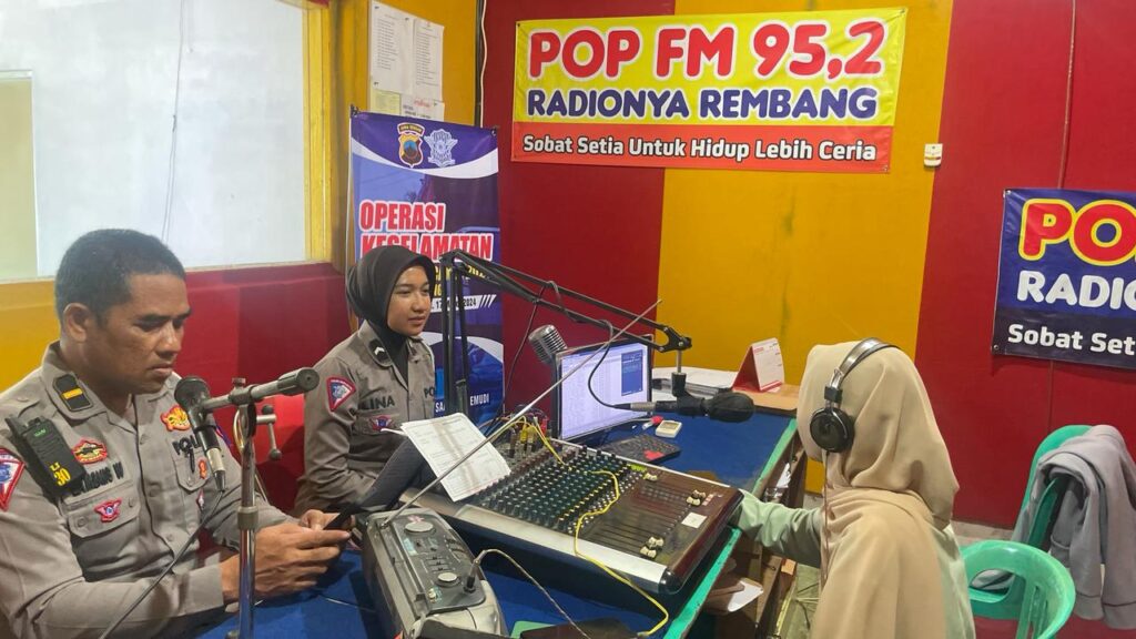 Sosialisasi Melalui Radio, Satlantas Polres Rembang Sosialisasikan Ops Keselamatan Candi 2024