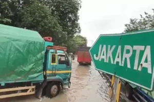 Lalin Dialihkan Akibat Jalur Pantura Kendal Terendam Banjir