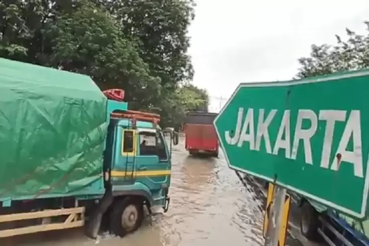jalan-pantura-kendal-terendam-banjir-lalu-lintas-macet-panjang-yuw