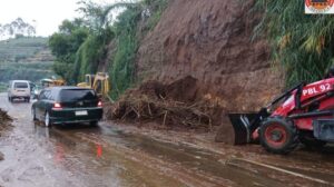 3 Jam Akses Menuju Dieng Wonosobo Macet, Longsoran Material Tebing 10 Meter Tutupi Badan Jalan