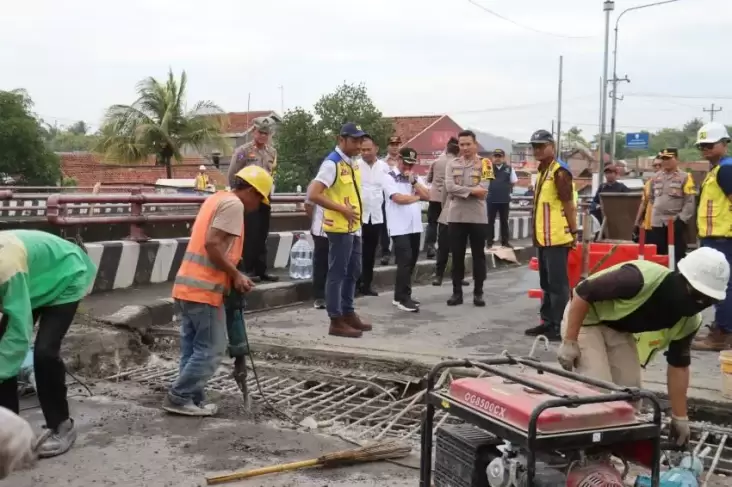 Jembatan Comal Diperbaiki, Polres Pemalang Lakukan Pengalihan Arus Lalu Lintas