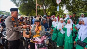 Polisi di Banyuwangi dan Fatayat Bagi Takjil, 10 Menit Ludes