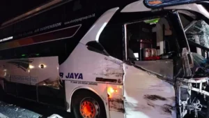 Turun dari Bus yang Mogok, 2 Penumpang Tewas Ditabrak Truk di Tol Kanci-Pejagan