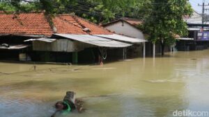 Pantura Karanganyar Demak Masih Terendam Banjir, Lalin Lumpuh Total