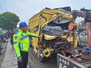 Ringsek! Dua Truk Teribat Kecelakaan di Jatilawang Banyumas