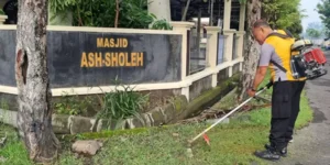 Polisi di Sukoharjo Gelar Bakti Religi Bersihkan Masjid