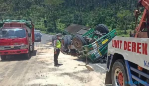 Truk Terguling di Tanjakan Kalipancur Semarang, Diduga Tidak Kuat Menanjak