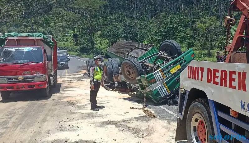 Oleng di Tikungan, Truk Kontainer Muatan Triplek Terguling di Jlegong Semarang