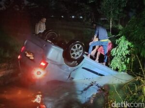 Mobil Xenia Terjun ke Sungai Usai Tabrak Pohon di Gantiwarno Klaten