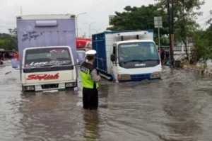 Banjir Rendam Pantura Kaligawe Semarang, Lalu Lintas ke Demak Macet 1 Km