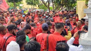 Dua Caleg PDIP Diisukan Tak Dilantik, Simpatisan Geruduk KPU Sukoharjo