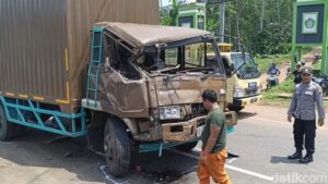 Truk di Batang Hantam Odong-odong yang Angkut Rombongan Takziah