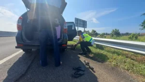 Mobil Pemudik Mendadak Alami Pecah Ban di Tol Pemalang, Untungnya..