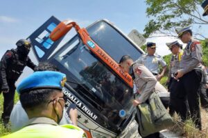 Kakorlantas Cek Langsung Bangkai Bus Rosalia di Tol Batang-Semarang