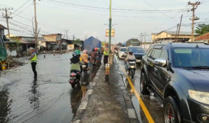 Hati-Hati Jalur Pantura Demak-Semarang Tergenang Banjir Rob