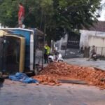 Diduga Sopir Ngantuk, Truk Muat Batu Bata Terguling di Jalan Yos Sudarso Banyuwangi