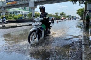 Arus Lalu Lintas Kembali Normal Usai Banjir di Jalan Kaligawe Semarang Surut