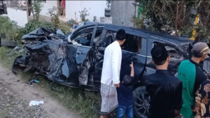 Minibus Tertabrak Kereta Api di Perlintasan Tanpa Palang Pintu di Brebes, 2 Penumpang Tewas