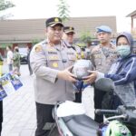 Operasi KRYD, Kapolres Rembang & Kasat Lantas Beri Hadiah Pengendara Tertib Berlalu Lintas