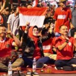 Meriahnya Nobar Timnas Indonesia di Simpang Lima Sukoharjo, Bupati Lesehan Bersama Ribuan Warga