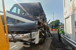 Detik-Detik Bus Pahala Kencana Seruduk Truk di Tol Tembalang Semarang: 2 Penumpang Tewas