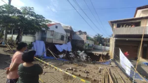 3 Bangunan di Semarang Roboh Imbas Longsoran Tanah, 2 Orang Sempat Tertimbun