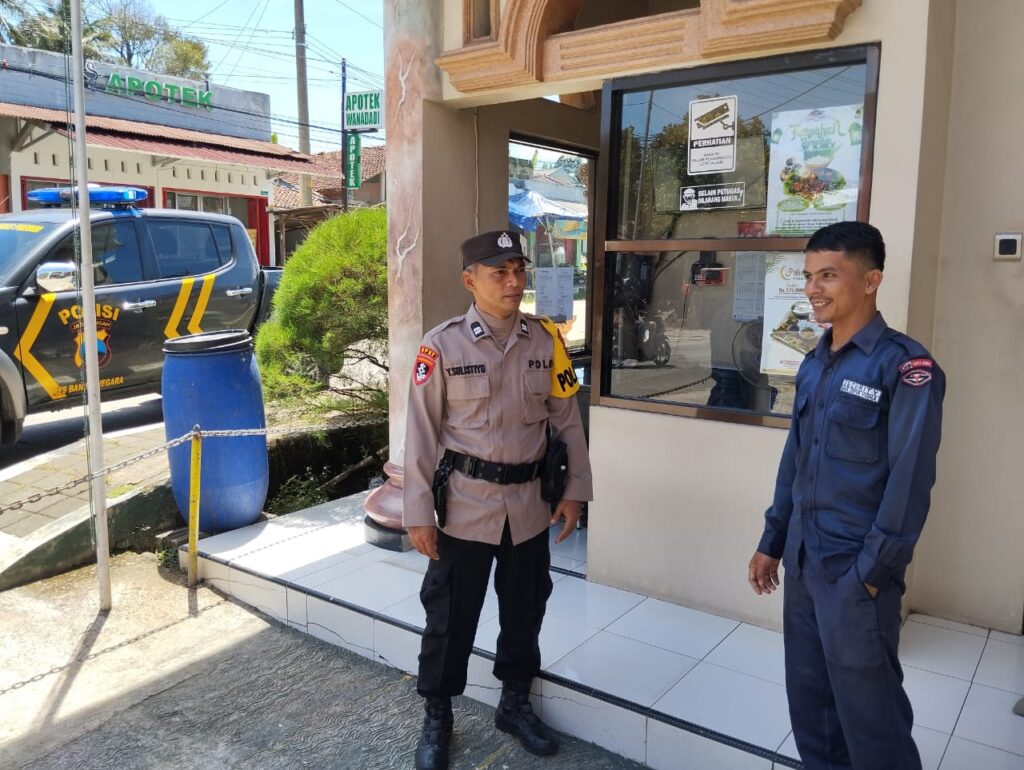 Anggota Polsek Wanadadi Banjarnegara Patroli Keliling Desa Jelang Lebaran