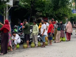 Ratusan Warga Kendal Rela Antre Berjam-jam Demi LPG 3 Kg