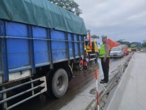 Polisi Lakukan Pengaturan Lalu Lintas di Pembangunan Jalur Pantura