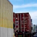 Kendaraan Besar Ramai Melintas di Jalur Menuju Pelabuhan Penyeberangan Ketapang