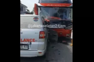 Tabrakan Ambulans Bawa Jenazah Vs Bus di Temanggung, Supir Tewas