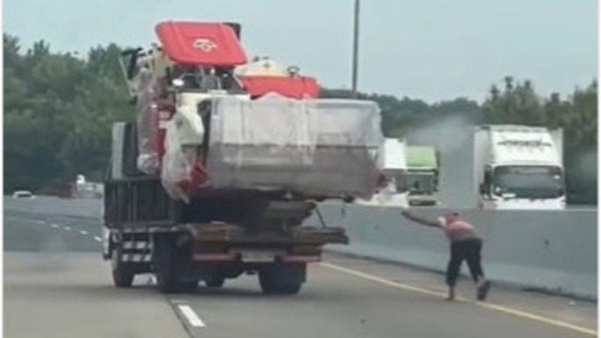 Unggahan-video-menampilkan-sebuah-truk-bermuatan-meluncur-tak-terkendali-di-Tol-Semarang