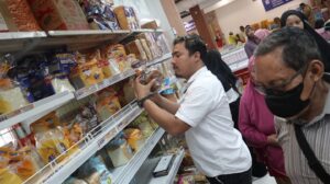 Jelang Lebaran, Petugas Cek Tanggal Kadaluwarsa Makanan di Swalayan dan Minimarket